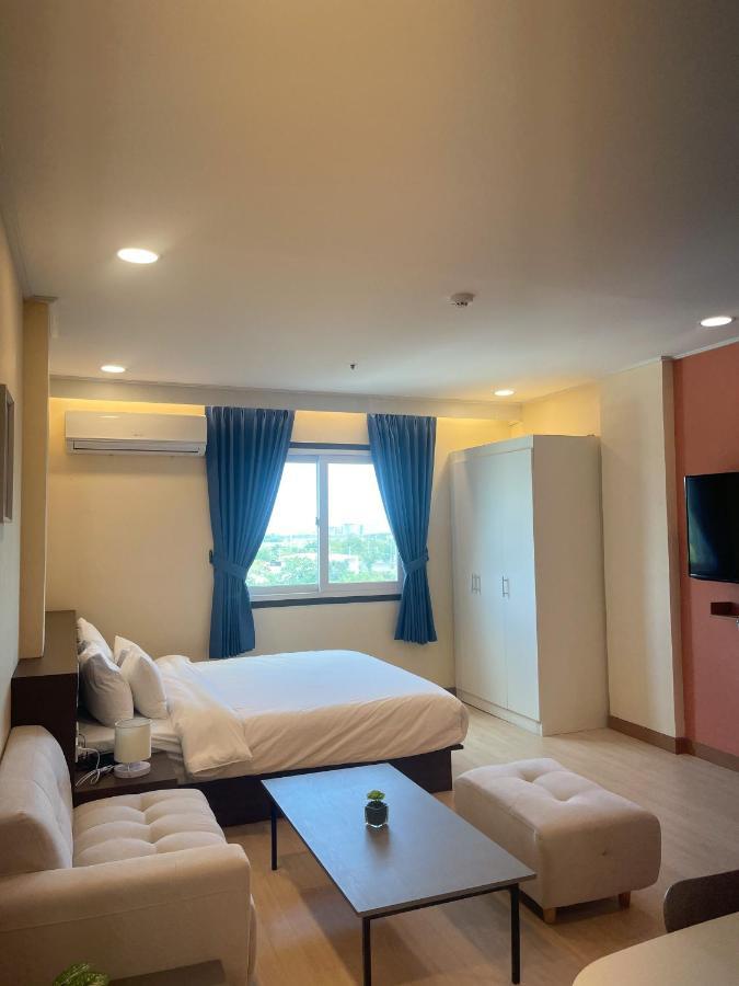 On Hotel Friendship آنغلوس المظهر الخارجي الصورة